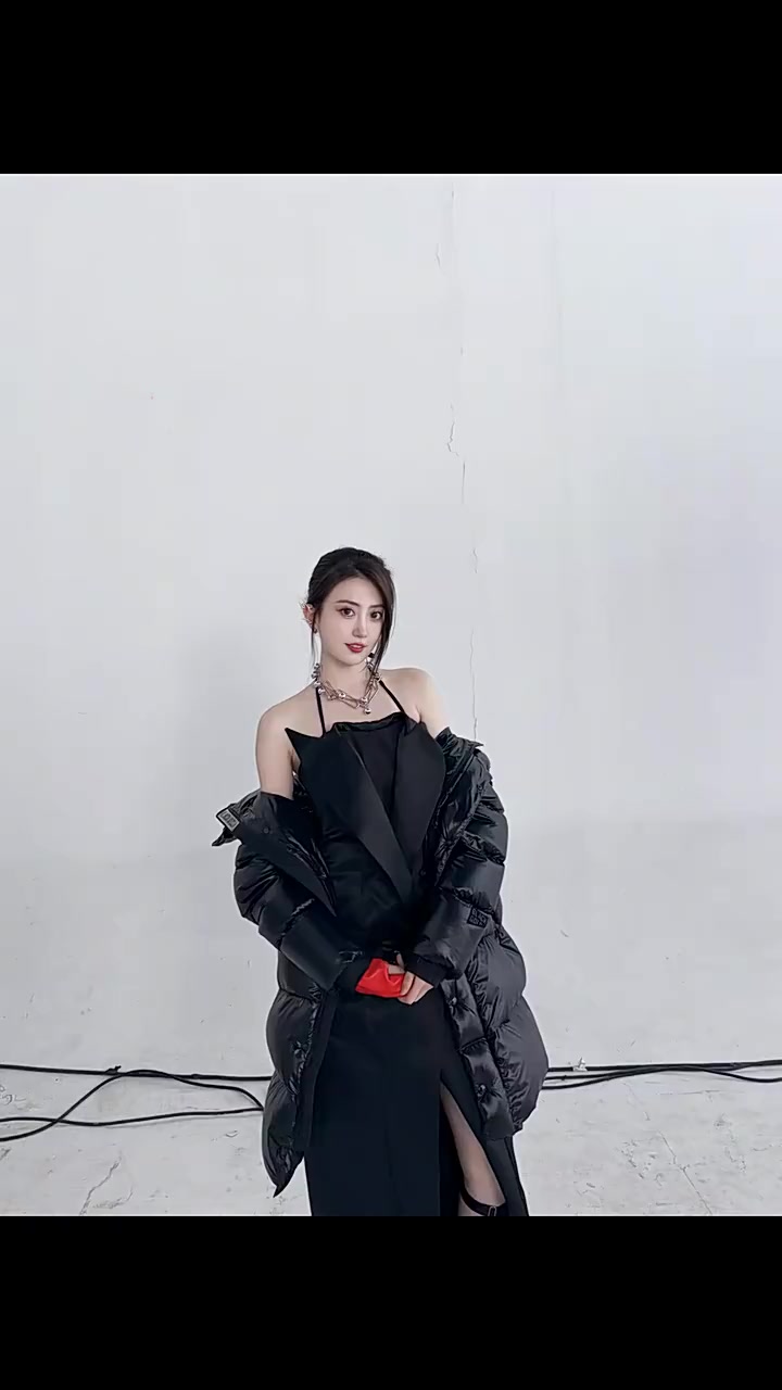 mksports体育无畏契约主持人唯嘉分享视频：今年这套衣服和去年相比怎么样？