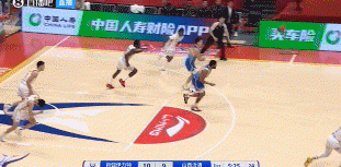 mk体育官方网站入口行云流水！黑根斯反击吸引防守不看人分球 劳森面对空篮单手劈扣
